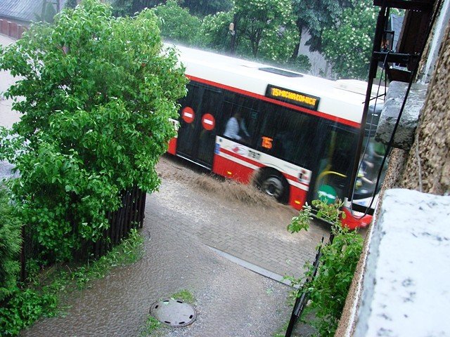 ulewa-narobia-szkod-setki-zgoszen-o-podtopieniach-foto-52328