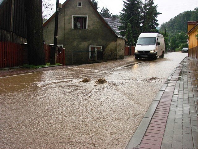 ulewa-narobia-szkod-setki-zgoszen-o-podtopieniach-foto-52328