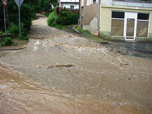 ulewa-narobia-szkod-setki-zgoszen-o-podtopieniach-foto-52328