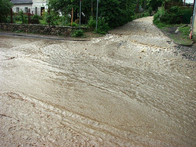 ulewa-narobia-szkod-setki-zgoszen-o-podtopieniach-foto-52328
