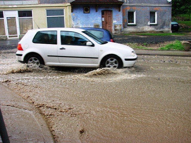 ulewa-narobia-szkod-setki-zgoszen-o-podtopieniach-foto-52328