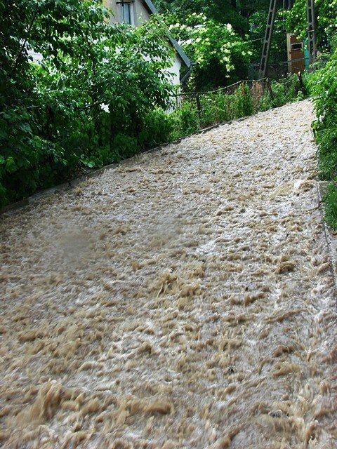 ulewa-narobia-szkod-setki-zgoszen-o-podtopieniach-foto-52328
