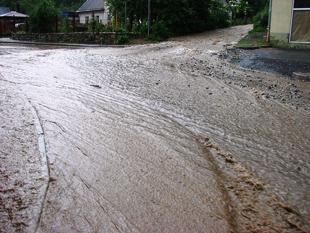 ulewa-narobia-szkod-setki-zgoszen-o-podtopieniach-foto-52328