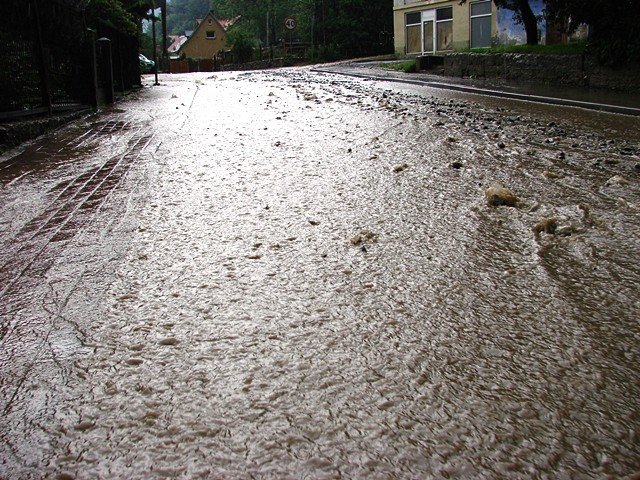 ulewa-narobia-szkod-setki-zgoszen-o-podtopieniach-foto-52328