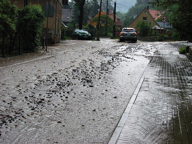 ulewa-narobia-szkod-setki-zgoszen-o-podtopieniach-foto-52328