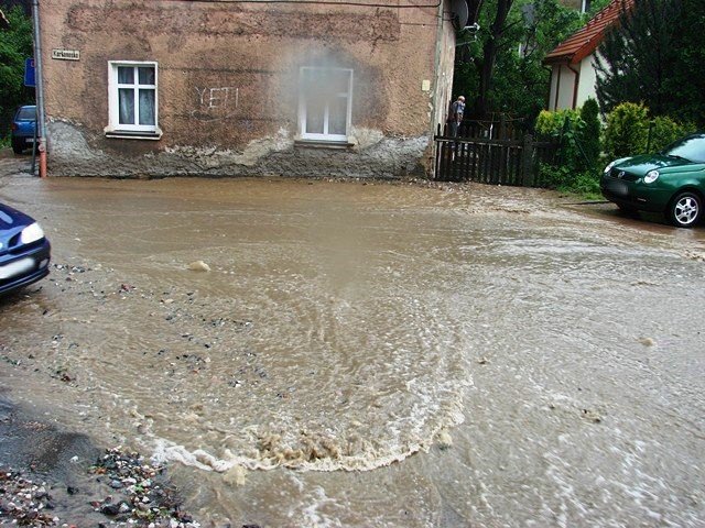 ulewa-narobia-szkod-setki-zgoszen-o-podtopieniach-foto-52328