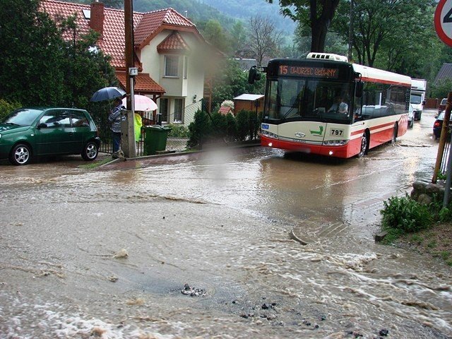 ulewa-narobia-szkod-setki-zgoszen-o-podtopieniach-foto-52328