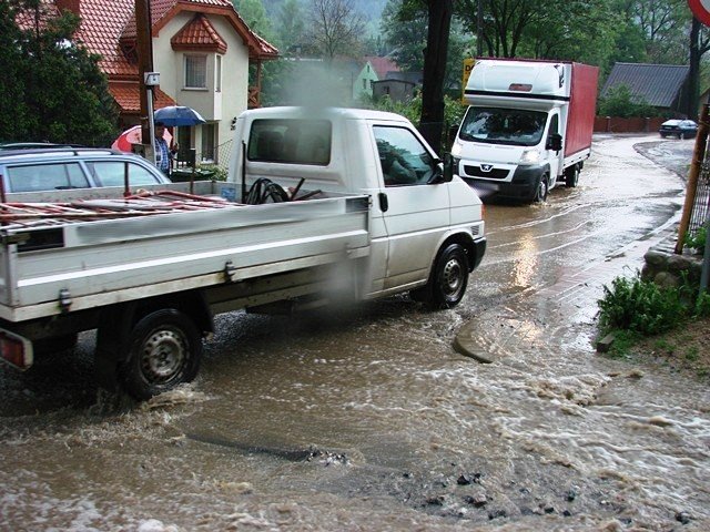 ulewa-narobia-szkod-setki-zgoszen-o-podtopieniach-foto-52328