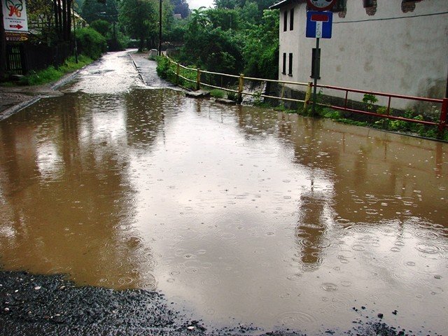 ulewa-narobia-szkod-setki-zgoszen-o-podtopieniach-foto-52328
