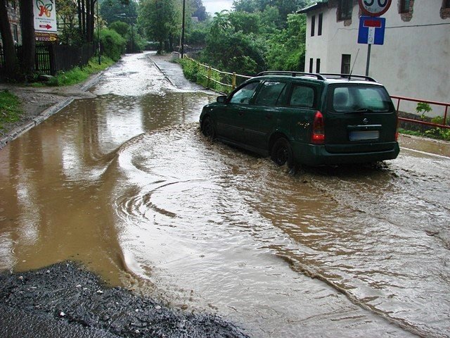 ulewa-narobia-szkod-setki-zgoszen-o-podtopieniach-foto-52328