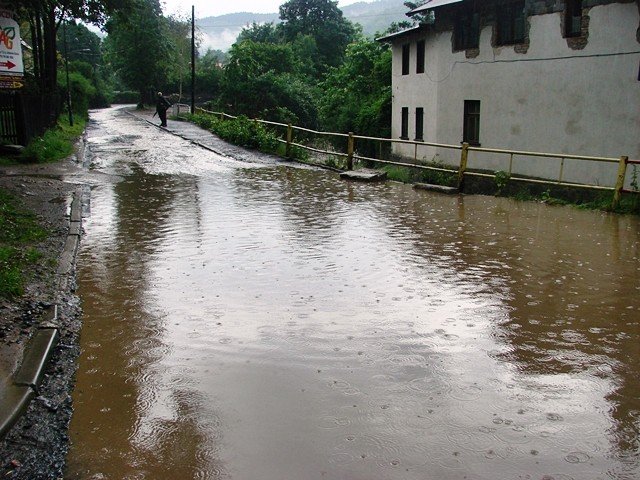 ulewa-narobia-szkod-setki-zgoszen-o-podtopieniach-foto-52328