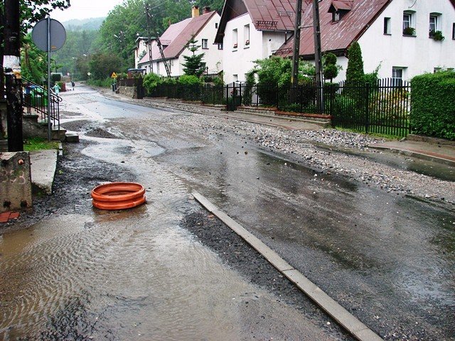 ulewa-narobia-szkod-setki-zgoszen-o-podtopieniach-foto-52328