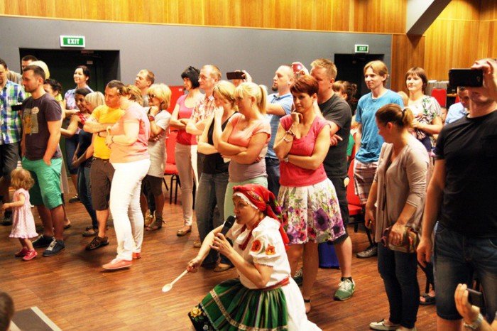 kolorowe-i-ludowe-spotkanie-z-pyza-wedrowniczka-foto-52333