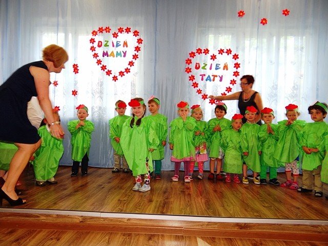 piekna-uroczystosc-dla-rodzicow-w-sobieszowie-foto-52345