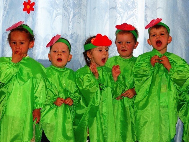 piekna-uroczystosc-dla-rodzicow-w-sobieszowie-foto-52345
