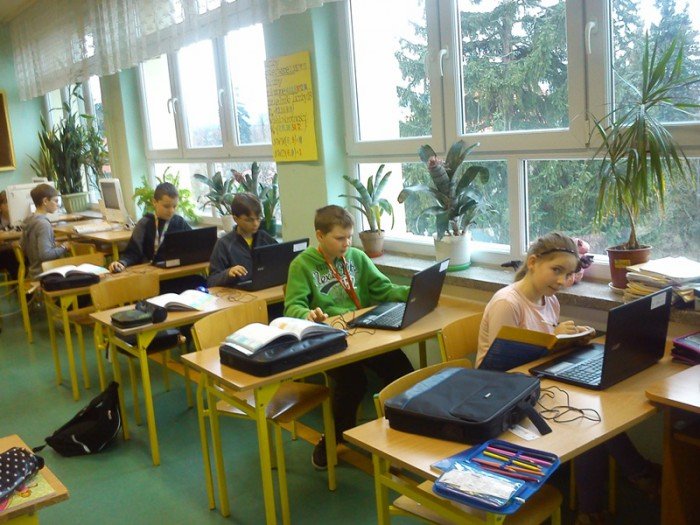 w-szostce-laptopy-dla-uczniow-i-seniorow-foto-52373
