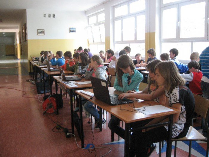 w-szostce-laptopy-dla-uczniow-i-seniorow-foto-52373