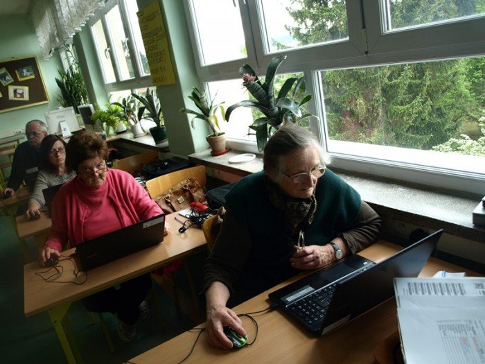 w-szostce-laptopy-dla-uczniow-i-seniorow-foto-52373