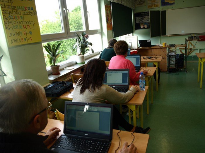 w-szostce-laptopy-dla-uczniow-i-seniorow-foto-52373