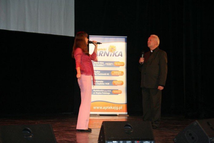 gwiazdy-politycy-i-ksiadz-zaspiewali-dla-dzieci-foto-52402