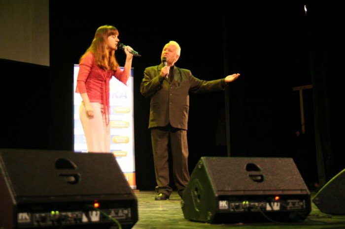 gwiazdy-politycy-i-ksiadz-zaspiewali-dla-dzieci-foto-52402