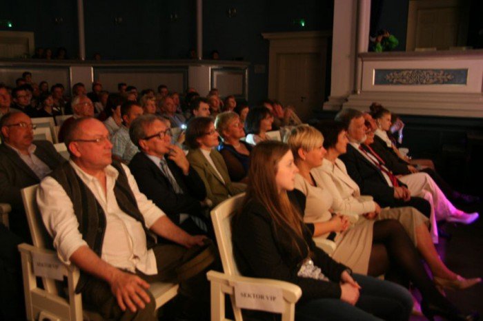 gwiazdy-politycy-i-ksiadz-zaspiewali-dla-dzieci-foto-52402