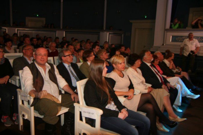 gwiazdy-politycy-i-ksiadz-zaspiewali-dla-dzieci-foto-52402
