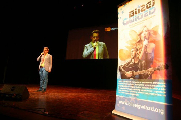 gwiazdy-politycy-i-ksiadz-zaspiewali-dla-dzieci-foto-52402