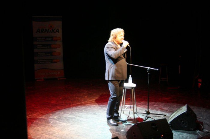 gwiazdy-politycy-i-ksiadz-zaspiewali-dla-dzieci-foto-52402