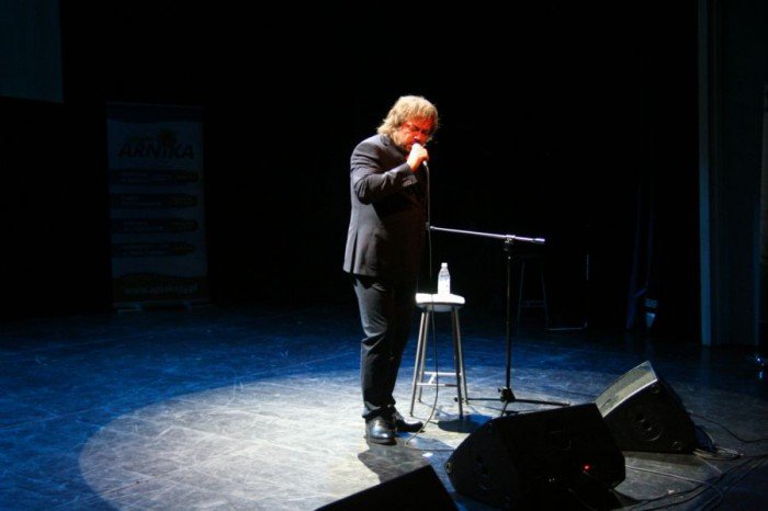 gwiazdy-politycy-i-ksiadz-zaspiewali-dla-dzieci-foto-52402