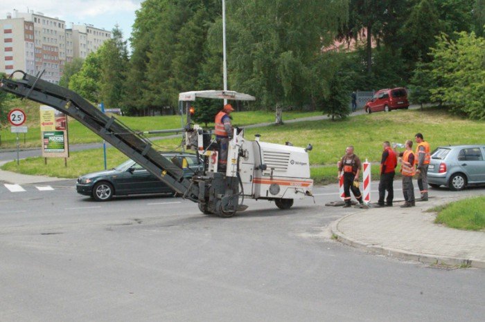 trwaja-remonty-drog-kierowcy-noga-z-gazu-foto-52412