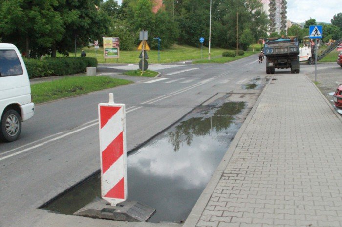trwaja-remonty-drog-kierowcy-noga-z-gazu-foto-52412