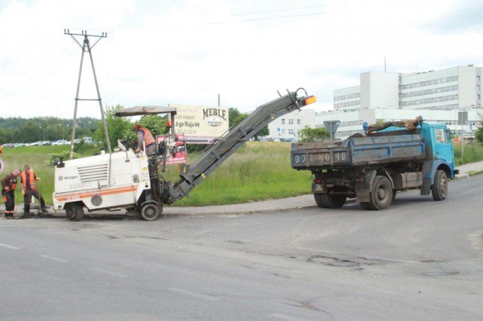 trwaja-remonty-drog-kierowcy-noga-z-gazu-foto-52412