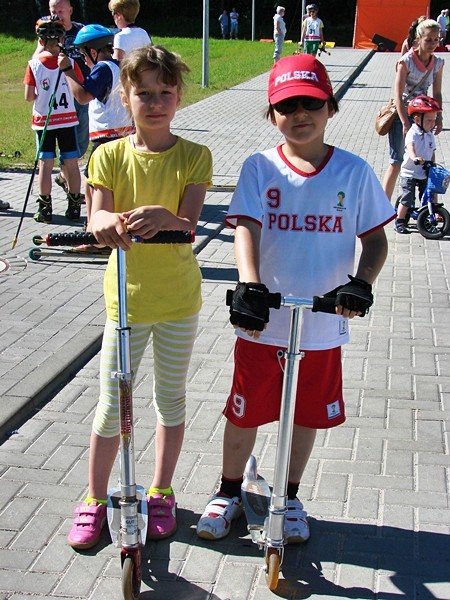 scigali-sie-na-hulajnogach-i-nartorolkach-foto-52523