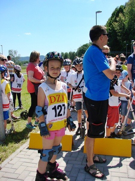 scigali-sie-na-hulajnogach-i-nartorolkach-foto-52523