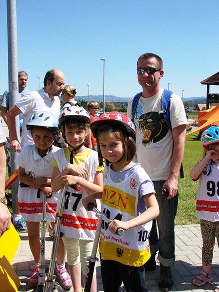 scigali-sie-na-hulajnogach-i-nartorolkach-foto-52523