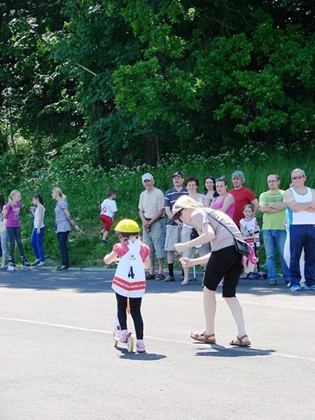 scigali-sie-na-hulajnogach-i-nartorolkach-foto-52523