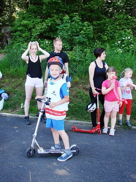 scigali-sie-na-hulajnogach-i-nartorolkach-foto-52523