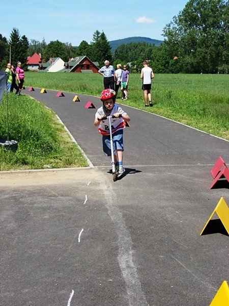 scigali-sie-na-hulajnogach-i-nartorolkach-foto-52523