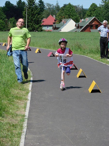 scigali-sie-na-hulajnogach-i-nartorolkach-foto-52523