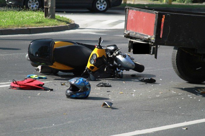 zderzenie-forda-z-motorowerem-foto-52538