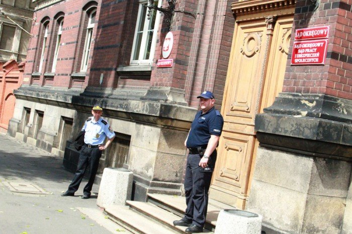 kolejny-faszywy-bombowy-alarm-w-sadzie-foto-aktualizacja-52575