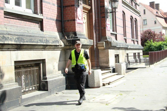 kolejny-faszywy-bombowy-alarm-w-sadzie-foto-aktualizacja-52575