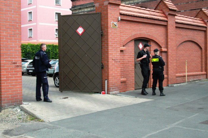 kolejny-faszywy-bombowy-alarm-w-sadzie-foto-aktualizacja-52575