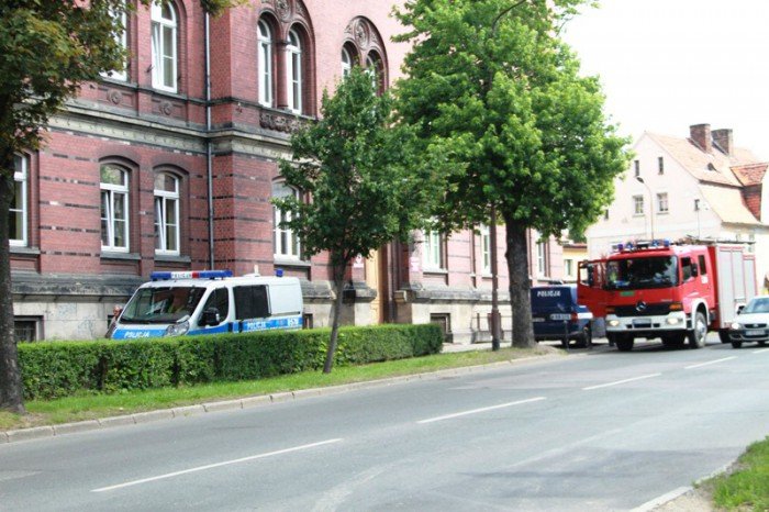kolejny-faszywy-bombowy-alarm-w-sadzie-foto-aktualizacja-52575