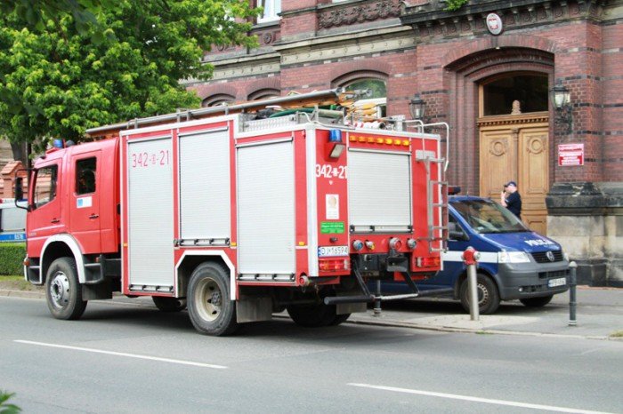 kolejny-faszywy-bombowy-alarm-w-sadzie-foto-aktualizacja-52575