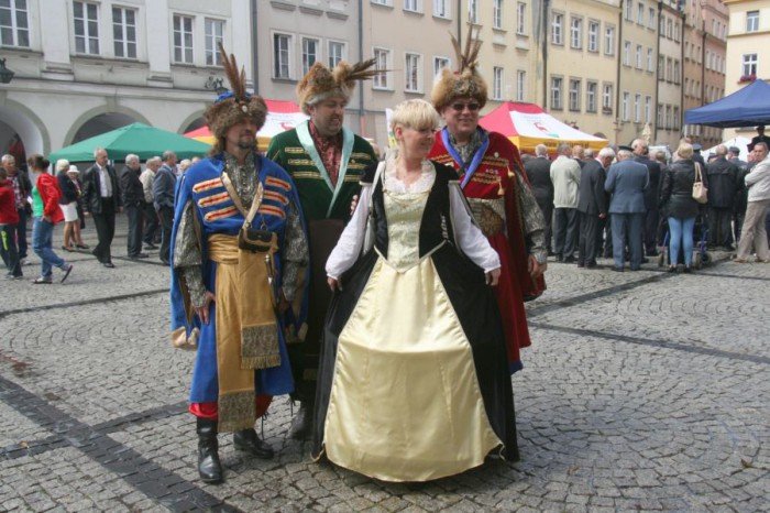 organizacje-pozarzadowe-zaprezentoway-sie-w-rynku-foto-52596