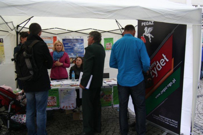organizacje-pozarzadowe-zaprezentoway-sie-w-rynku-foto-52596