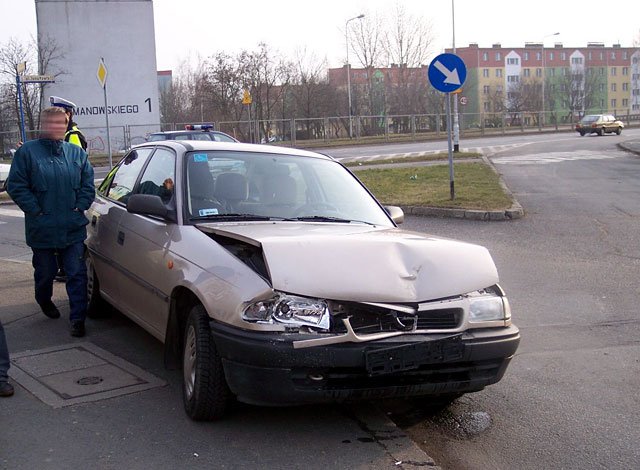 Kolizja zdarzyła się blisko wlotu ul. Paderewskiego w Jana Pawła II, tuż przy salonie samochodowym.