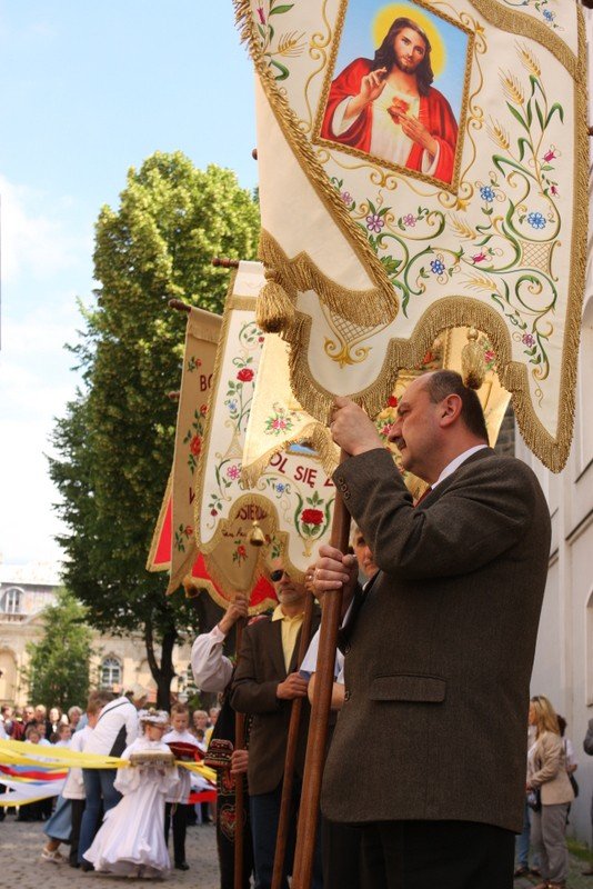 tumy-wiernych-na-procesji-bozego-ciaa-foto-52655